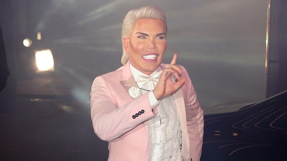 Už nevie ako zaujať? Zo živého Kena sa stala živá Barbie