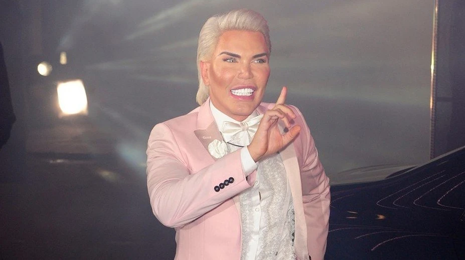 Už nevie ako zaujať? Zo živého Kena sa stala živá Barbie