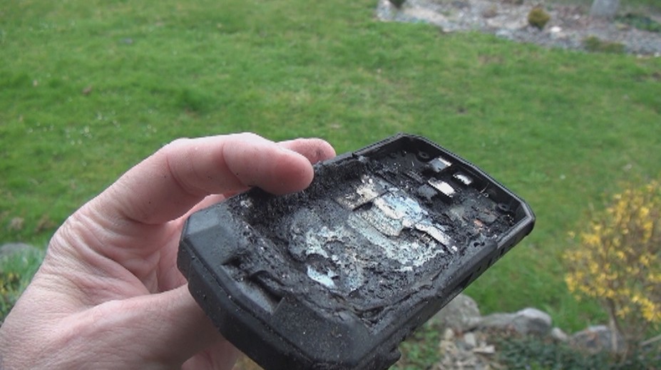 Prvý prípad na Slovensku! Spiacemu mužovi vedľa hlavy explodoval smartfón