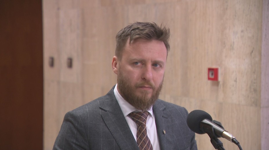 Peter Kotlár odporúča vláde zastavenie očkovania mRNA vakcínami. Uznávaný virológ nad tým krúti hlavou