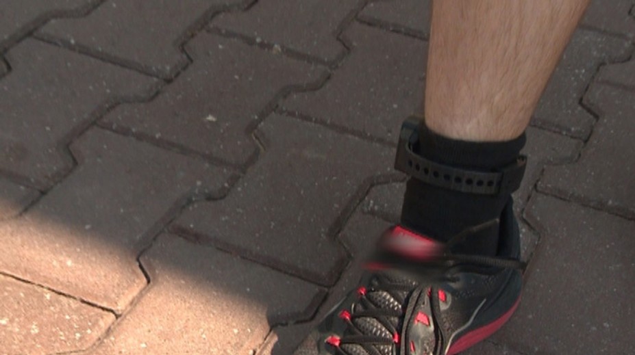 Prvý odsúdený dostal elektronický náramok. Pod dohľadom bude rok