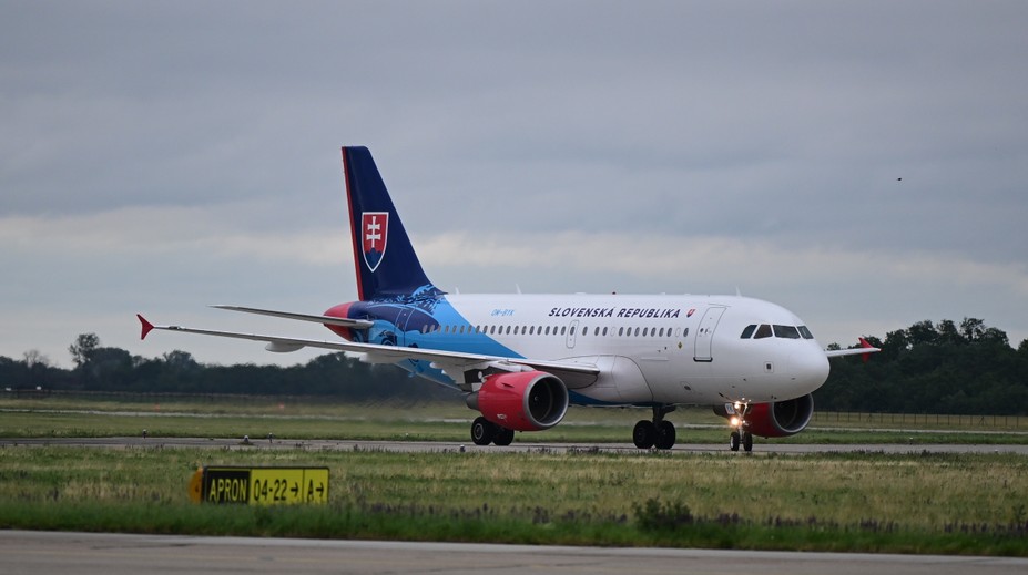 Vládny špeciál uviazol v Kazachstane. Ľudia sa musia vrátiť do Bratislavy po vlastnej osi