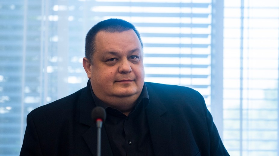 SNS volá po odvolaní hlavného hygienika Mikasa. Mali by sme si vážiť odborníkov, upozorňuje opozícia