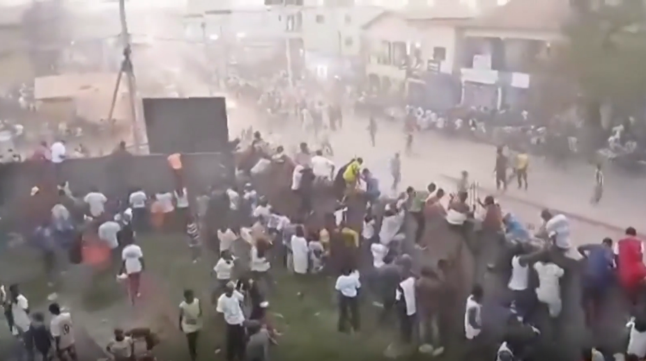 VIDEO: Obete po terore na futbalovom zápase v Guinei pribúdajú. Je ich už vyše sto