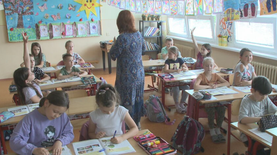 Vláda odklepla vyššie platy pre učiteľov. Mzdy budú rásť postupne, najbližšie v septembri