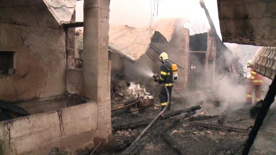 Mladá rodina prišla z ničoho nič o strechu nad hlavou. Cez noc im zhorel dom