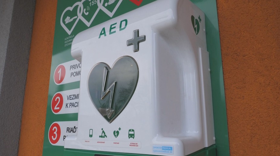 Nechutný čin v Stupave. Spred zdravotného strediska po týždni ukradli život zachraňujúce zariadenie