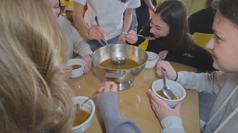 Našli spôsob, vďaka ktorému žiaci jedia polievky vo veľkom. Škola prišla s originálnym nápadom