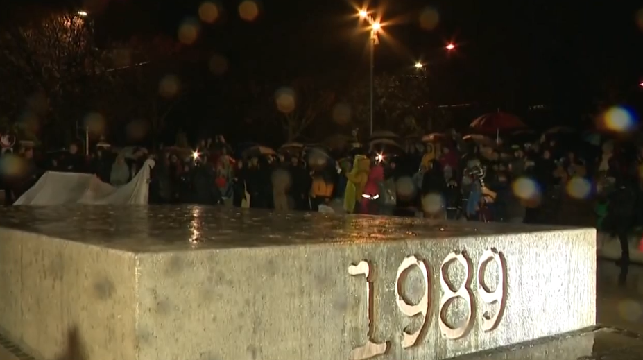 Spomienkové akcie a pochody po celom Slovensku: Ľudia si pripomínajú Nežnú revolúciu v uliciach