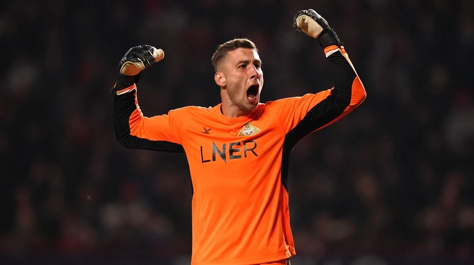 Slovák po nociach zbieral poháre, ráno uspel v Premier League. Rooney mu dlží Ovečkinovu hokejku, De Gea ho zobral na párty (rozhovor)