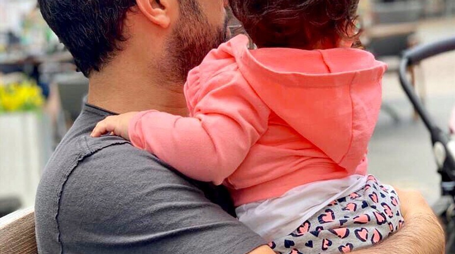 Všetci si mysleli, že je gay. Teraz manželka známeho speváka čaká druhé dieťa