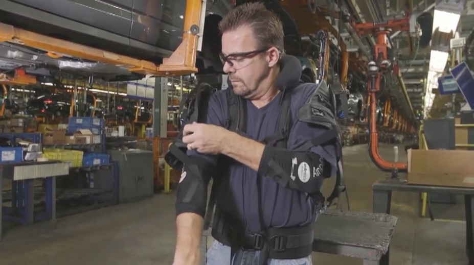 Robotníci v americkej automobilke testujú obleky ako z komiksu, majú vďaka nim super silu