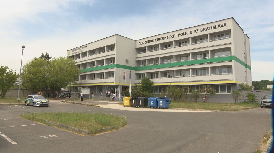 Kšeftári operujú priamo pod nosom mužov zákona. Zúfalí ľudia sa nevedia dostať k termínom na cudzineckej polícii