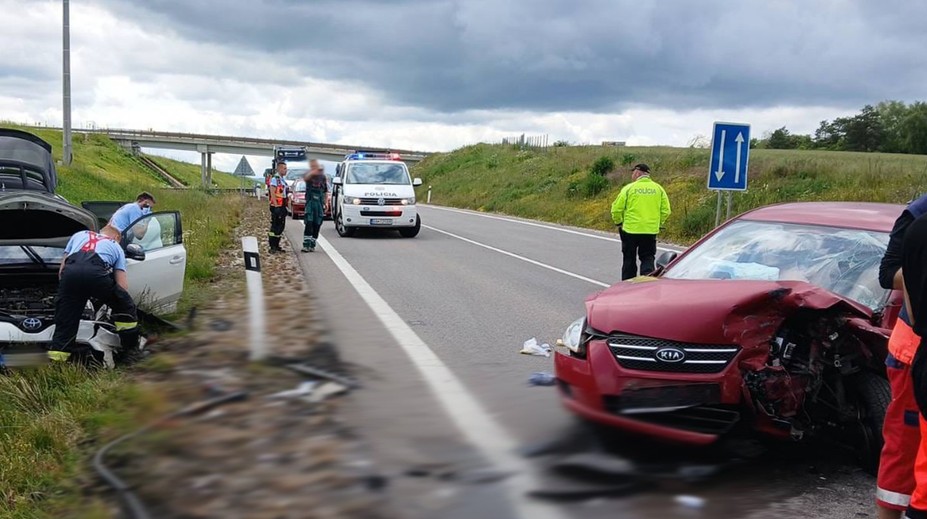 Tragická nehoda na bánovskom obchvate. Zrážku dvoch áut neprežil vodič