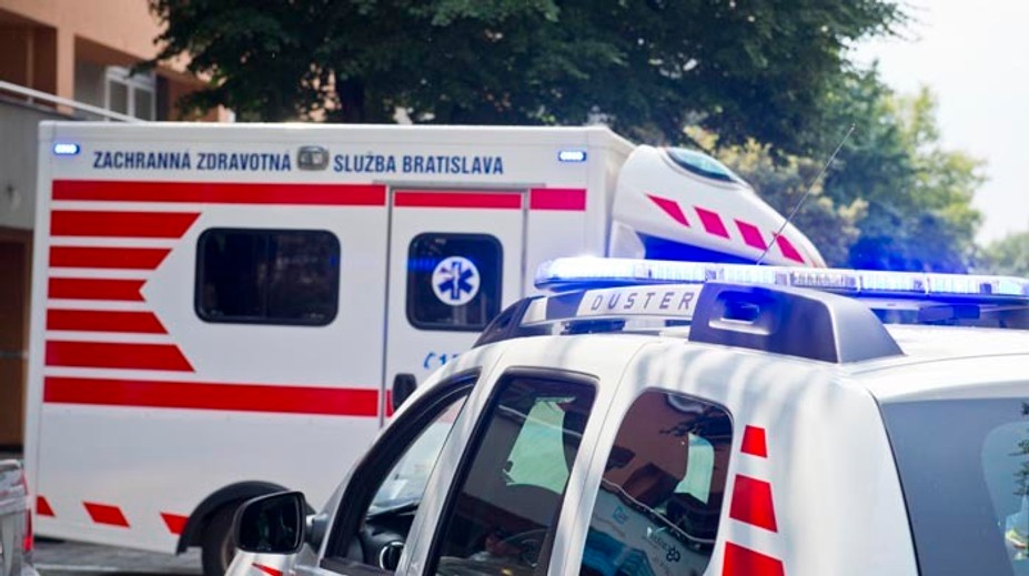 Nešťastie v Dolnom Harmanci. Traktor zavalil osobu, lekár konštatoval smrť