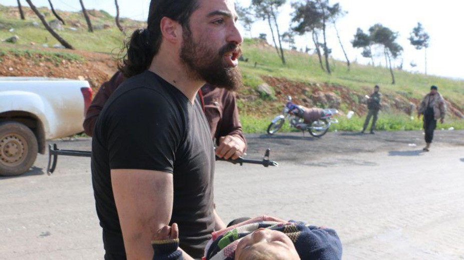 Fotograf po výbuchu bomby zachraňoval malé deti a potom sa v slzách zrútil