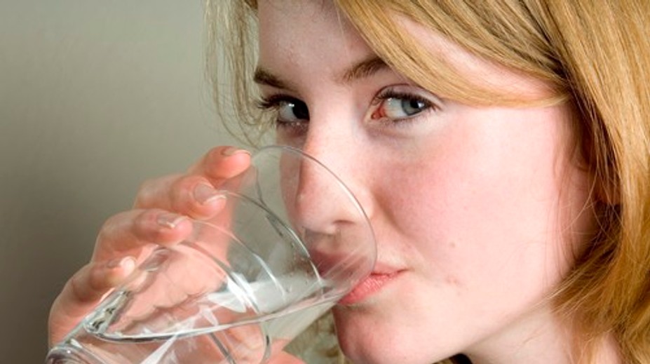 Horúca voda ako zázrak pre zdravie: Skutočne pomáha na chudnutie, pleť a bolesti?