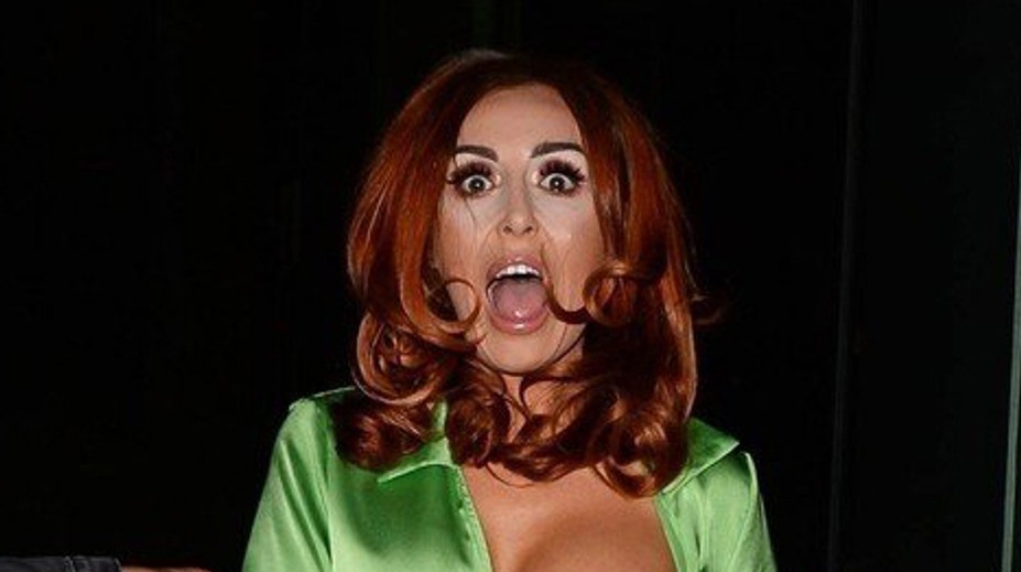 Rooneyho bývalá vyvádzala na ulici. Ukázala veľký prsník s mini bradavkou