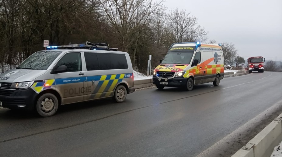 V lome objavili telo muža zaseknutého v korune stromu. Musel ho vyslobodiť vrtuľník