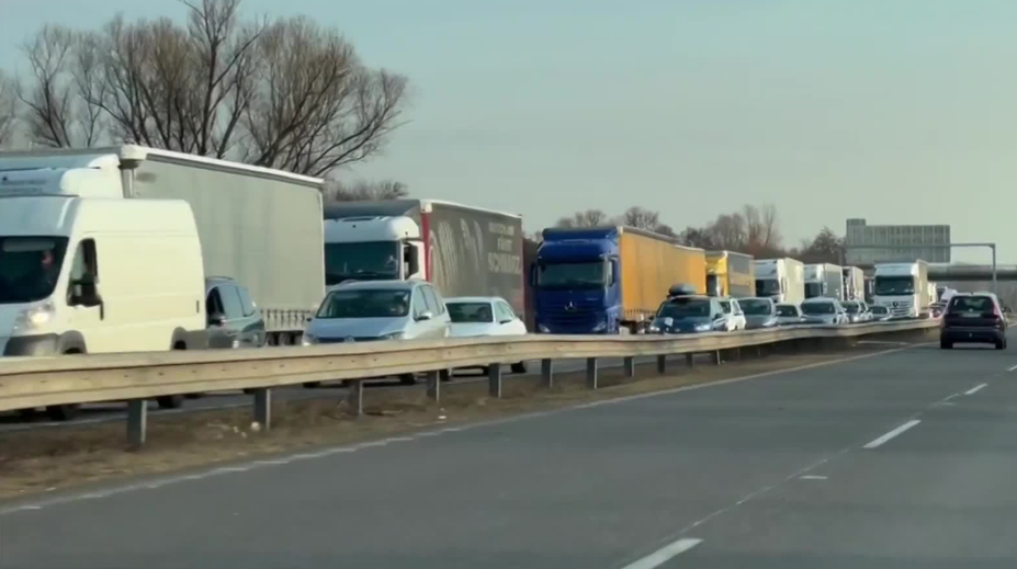 VIDEO: Kolóny na D1 pri Bratislave sú až po zjazdy Bernolákovo aj Senec