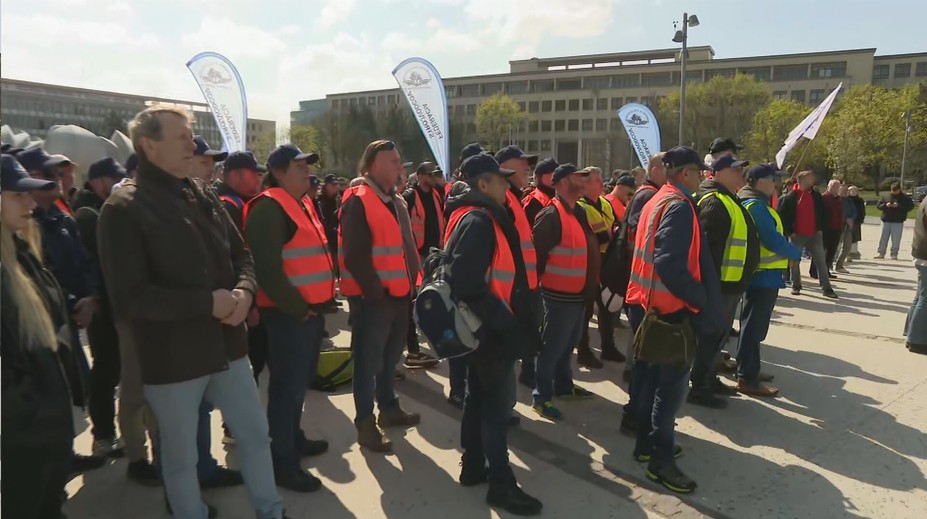 Rušňovodiči vyšli do ulíc. Protestujú proti kamerám v kabínach, hovoria o šikane
