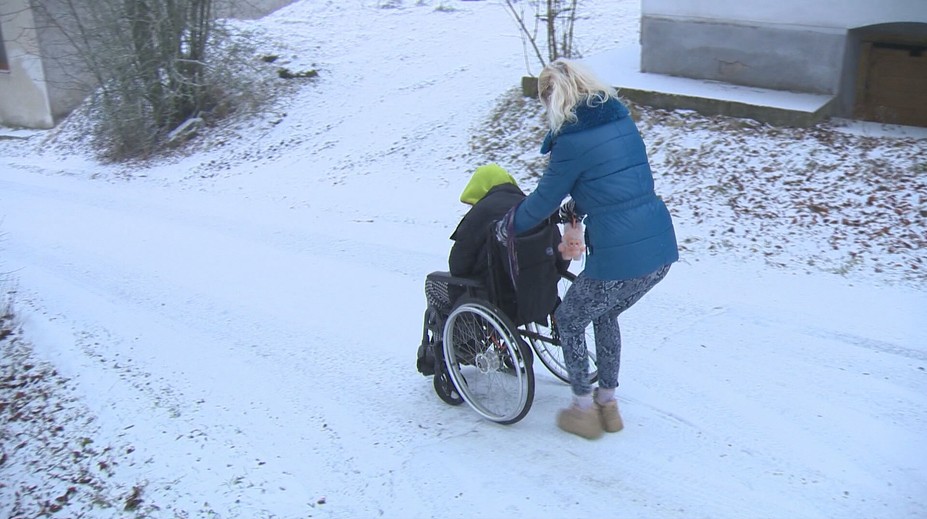 Ján je roky pripútaný na vozík, aj prechádzka je utrpením. Poisťovňa mu odmietla preplatiť dôležitú pomôcku
