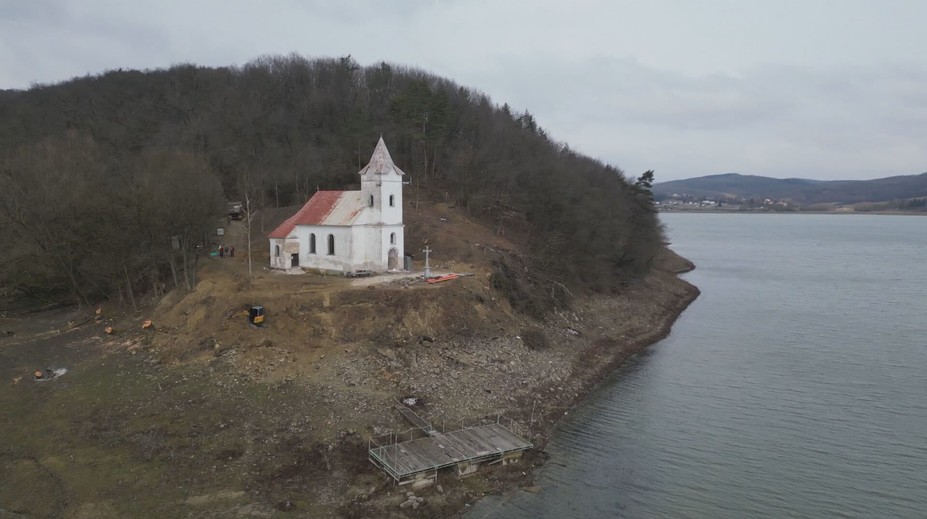 Pamiatku menia na nepoznanie. Symbol obce, ktorá musela ustúpiť vodám Domaše, sa dočkal rekonštrukcie