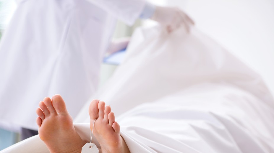 Záchranári vyhlásili dievča (20) za mŕtve. Pracovníci pohrebníctva zistili, že dýcha