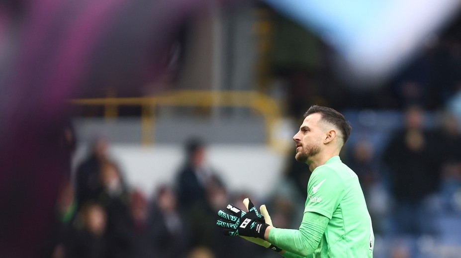 Opustí po sezóne Premier League? O Martina Dúbravku sa údajne zaujíma gigant od susedov