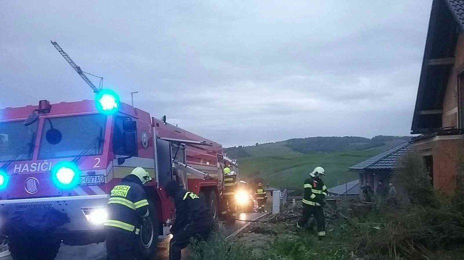 Pohroma po údere blesku. Novostavbu rodinného domu pohltili plamene