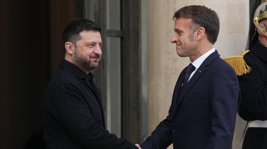 Macron mal údajne varovať Zelenského, že ho USA môžu zradiť v územných otázkach