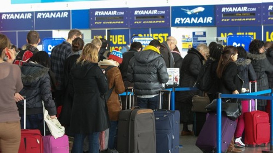 Ryanair odletel bez pasažierov. Vyložil im kufre a nechal ich na letisku