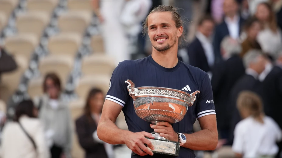 Päťsetová bitka vo finále parížskeho Roland Garros. Zverev oslavuje prvý grandslam kariéry