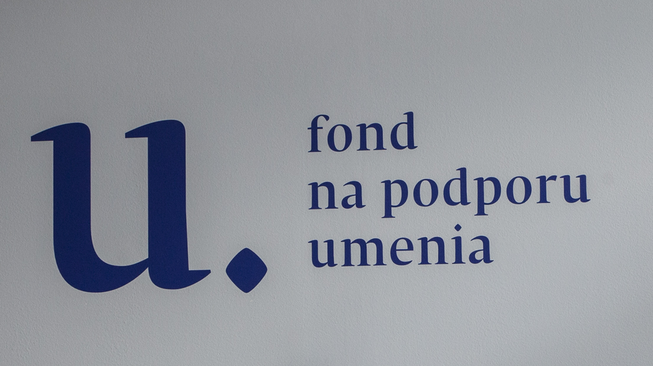 Zamestnanci FPU našli v kanceláriách odpočúvacie zariadenia. Prstom ukazujú na riaditeľa