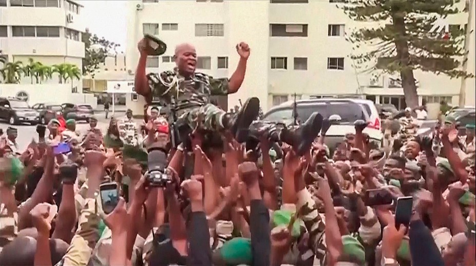 Veliteľ vojenskej junty v Gabone zložil prezidentskú prísahu. Prisľúbil zorganizovanie nových volieb