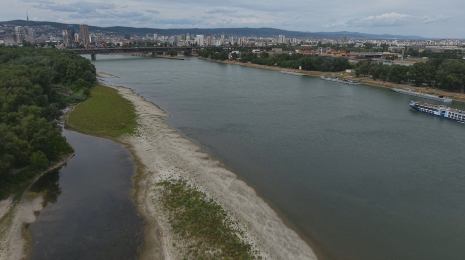 Výletná loď musela zakotviť, rybári márne čakajú. V Dunaji chýba nepredstaviteľné množstvo vody