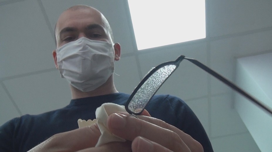 Rúška poriadne komplikujú život ľuďom, ktorí nosia okuliare