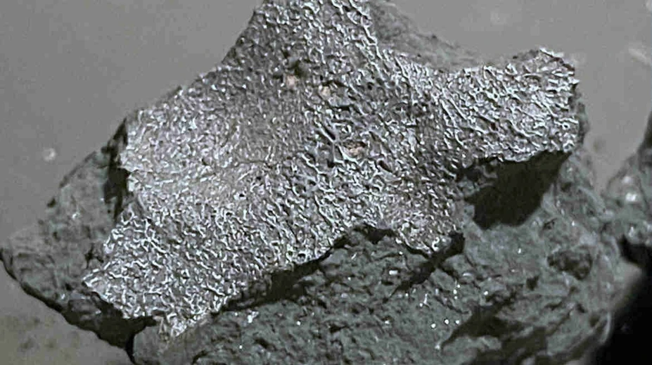 Meteorit prerazil strechu domu. Vedci v ňom našli látky, ktoré môžu objasniť vznik života