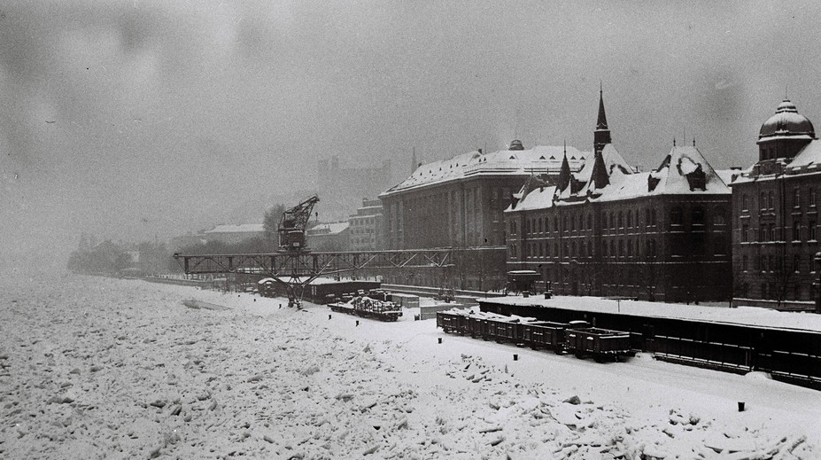 Zima, akú Európa nezažila 70 rokov: Dunaj v Bratislave zamrzol, nahromadený ľad uvoľnili leteckým bombardovaním