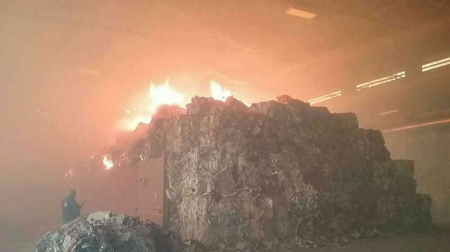 V Harmanci vypukol požiar, horela hala so zberovým papierom