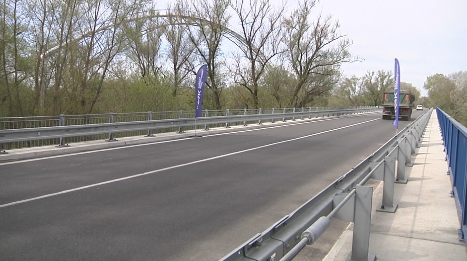 Jeden mal byť dokončený v októbri, druhý opravovali roky. Očakávané mosty konečne otvorili