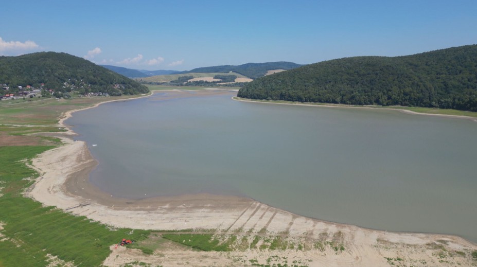 Nepomohli búrky ani zníženie odtoku z nádrže. Hladina Domaše stále klesá, dno už musia aj kosiť