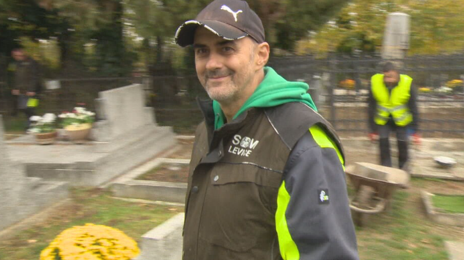 Nikdy nepočul, ani nehovoril. Romanovi zadáva šéf úlohy spôsobom, ktorý mnohých pobaví