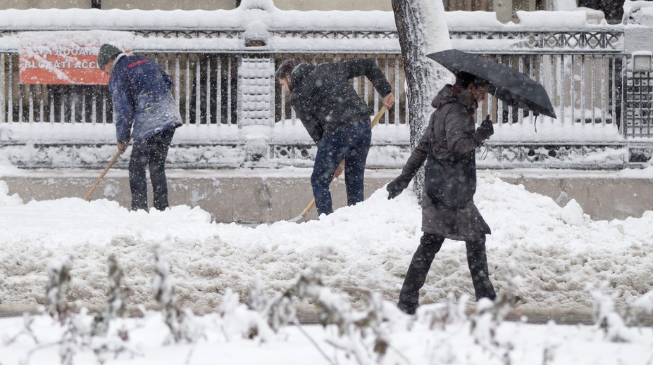 Časti východnej Európy zasiahli snehové metelice