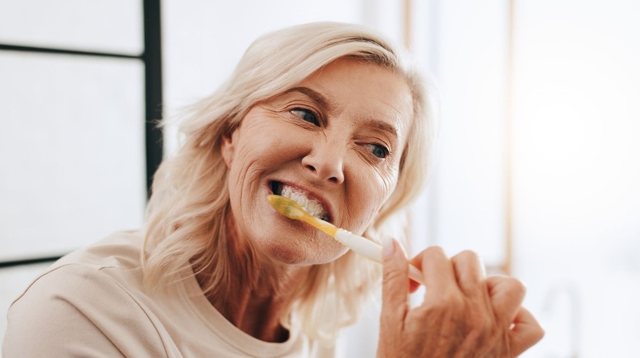 Čistenie zubov má väčší význam, než sa mu bežne pripisuje. Ľuďom pomáha s nečakanými problémami