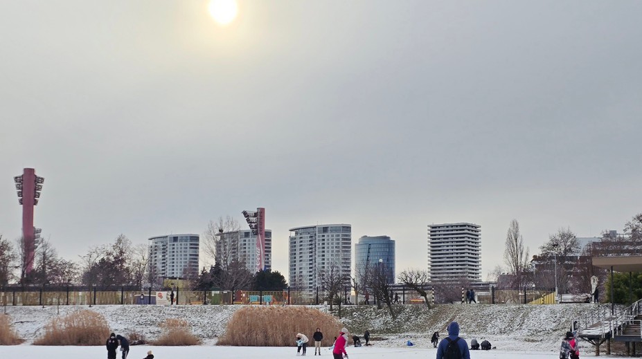 Zákaz vstupu na ľad. Na obľúbenom jazere v Bratislave hrozí boj o život