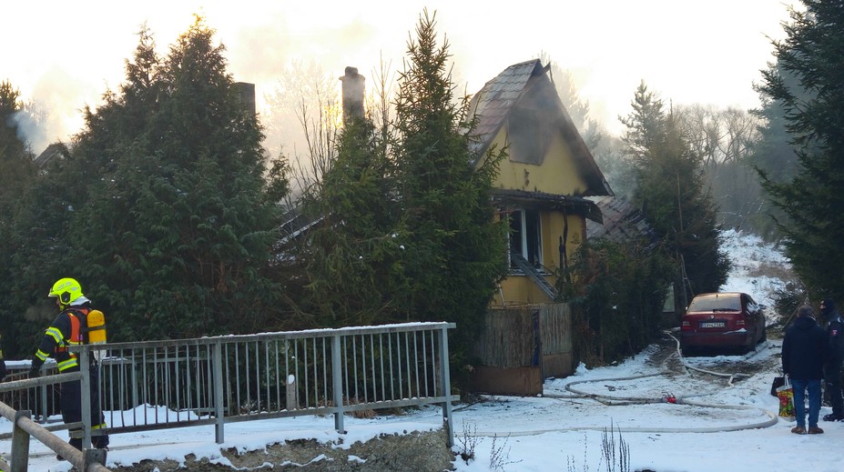 Veľký požiar domu na východe Slovenska. Muža uväzneného v plameňoch sa zachrániť nepodarilo