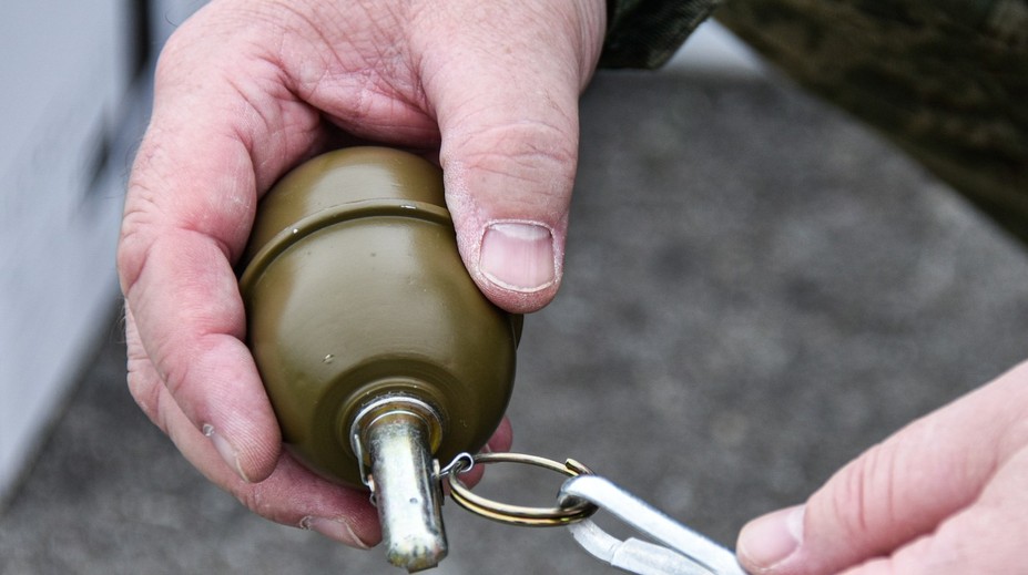 Rus sa chcel kamarátovi pochváliť s granátom z Ukrajiny. Opilecký večierok sa skončil tragédiou