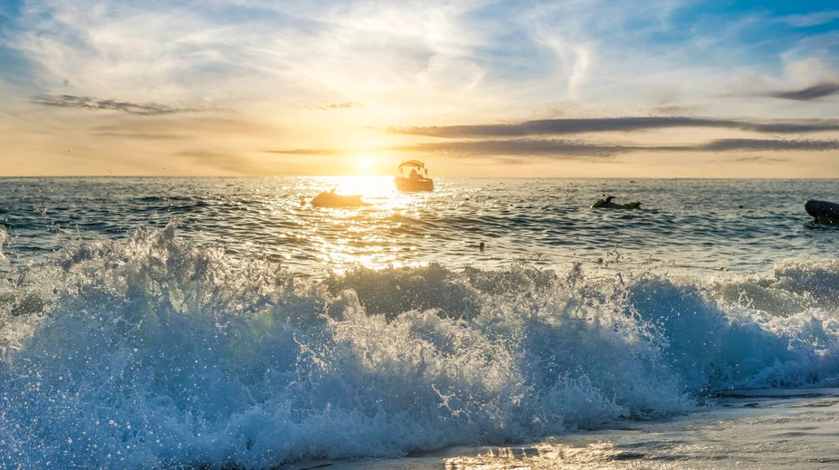 VIDEO: More v obľúbenom tureckom letovisku sčernelo. Turisti zúria, miestni bijú na poplach