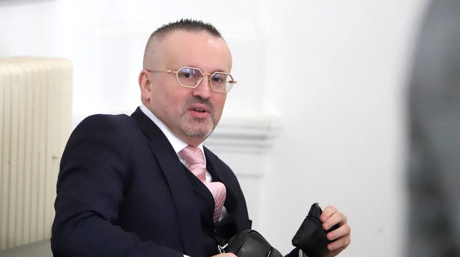 Vladimír Pčolinský zatiaľ ustál presilovku svedkov, ktorí stáli proti nemu. Vysvetľujeme pozadie kauzy exšéfa SIS